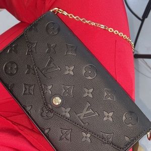 Black Louis crossbody gold chain